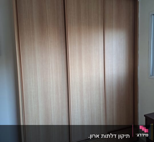 ארון עץ עם דלתות הזזה בחדר